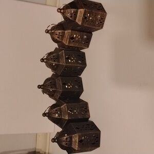 Set of 6 gold flickering light up lanters.